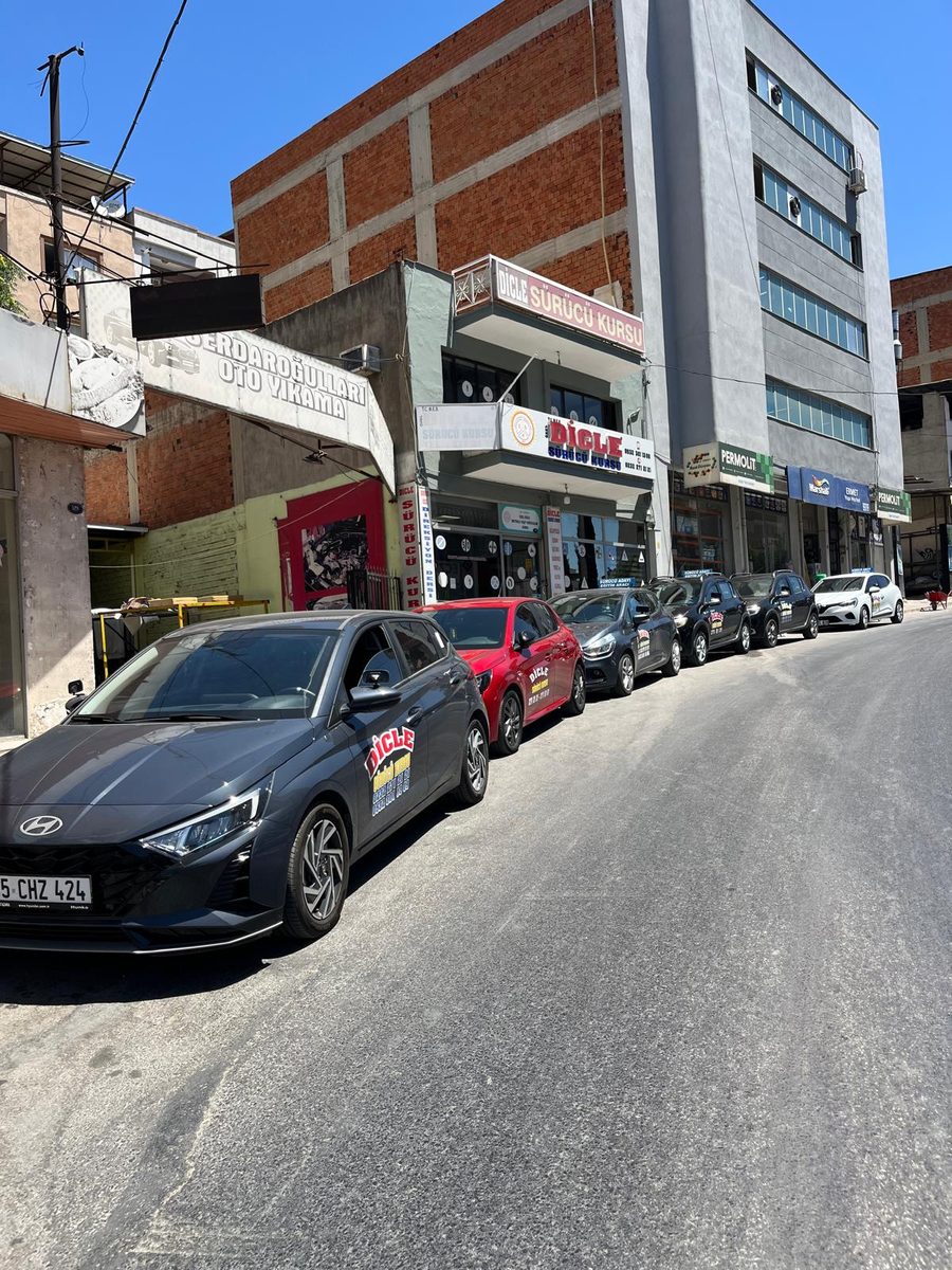 Dicle Sürücü Kursu araç filosu ve dış cephe